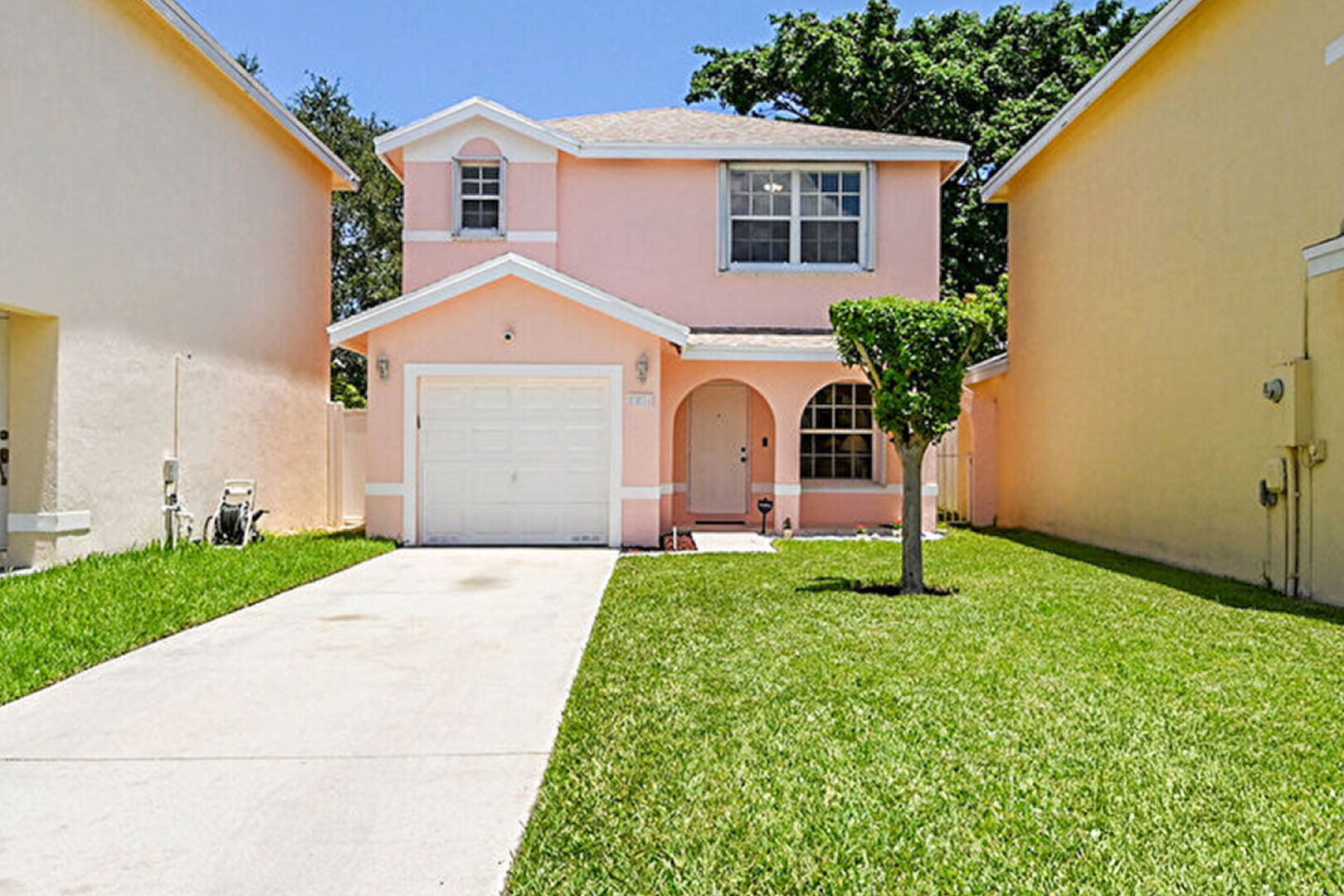 Front at 4042 Eastridge Circle, Pompano Beach, FL 33064, listed by Shirley Robinson