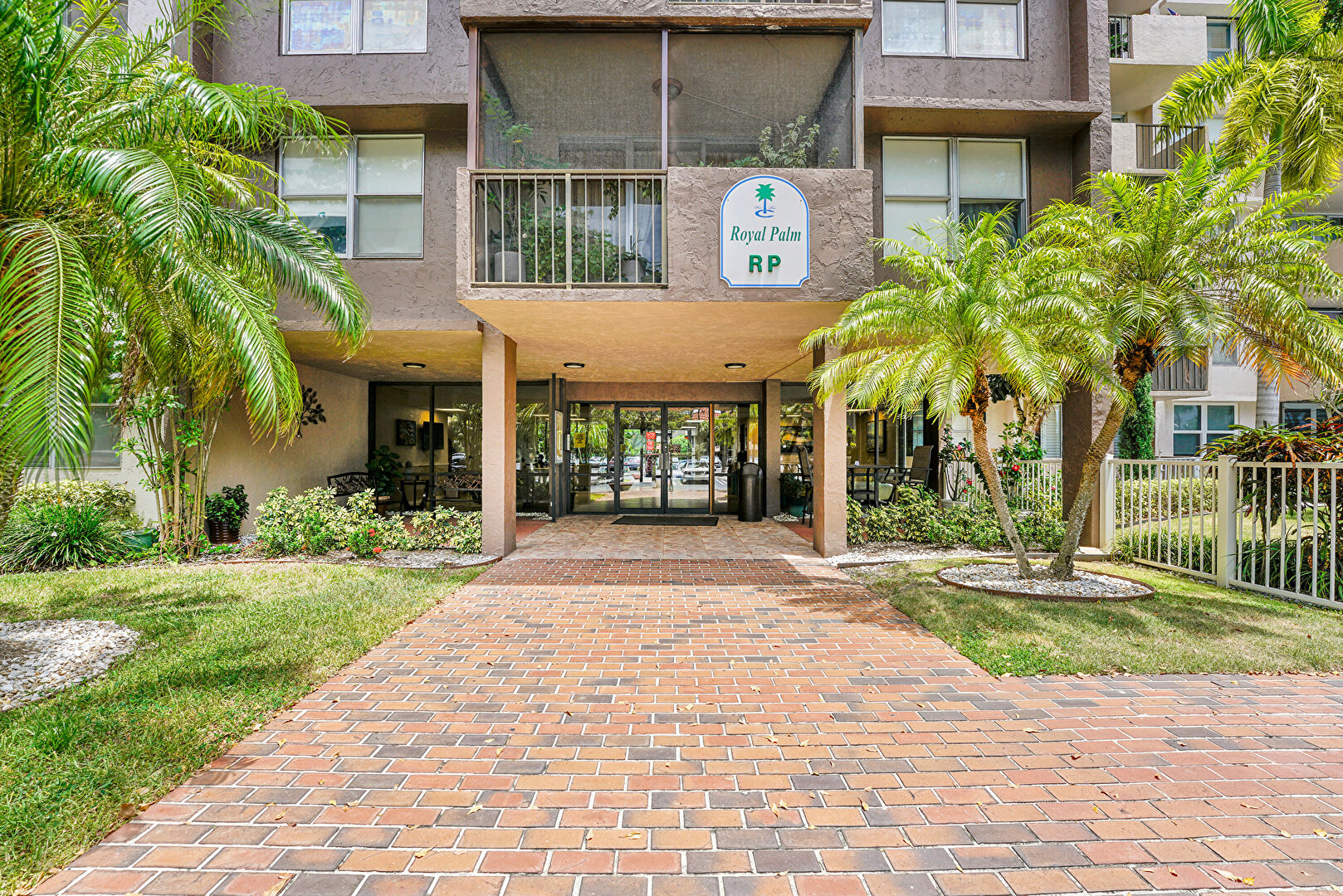 Dining Area at 777 Federal Highway #401, Pompano Beach, FL 33062, listed by Gloria Heck