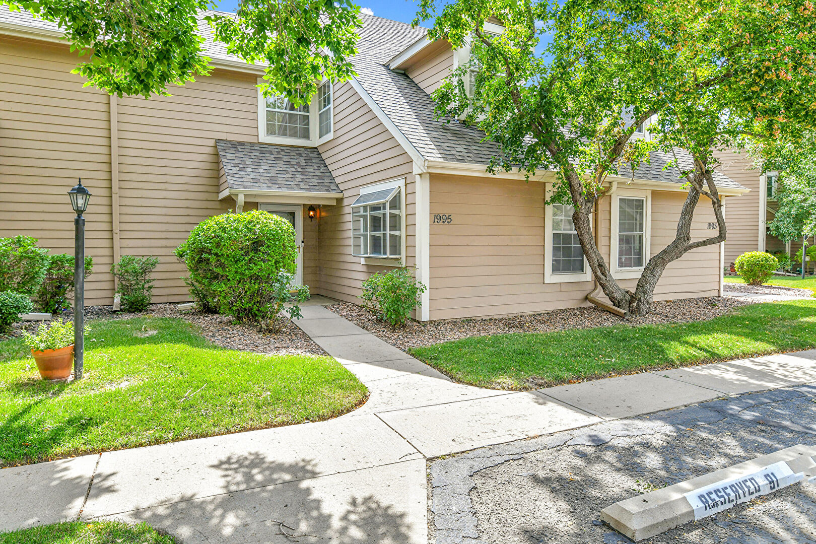 Front at 1995 S Xanadu Way, Aurora, CO 80014, listed by Jennifer Bozarth