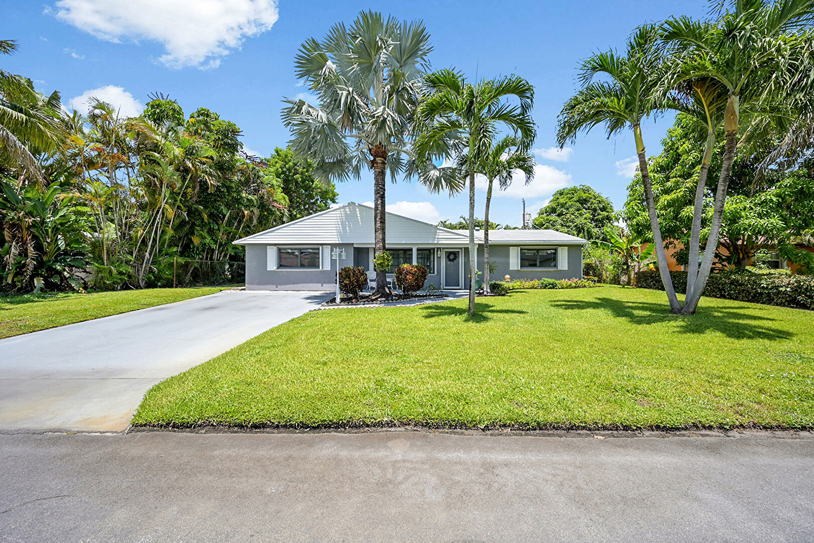 Front yard at 165 Southeast 29th Avenue, Boynton Beach, FL 33435, listed by Jennifer Halle Ross