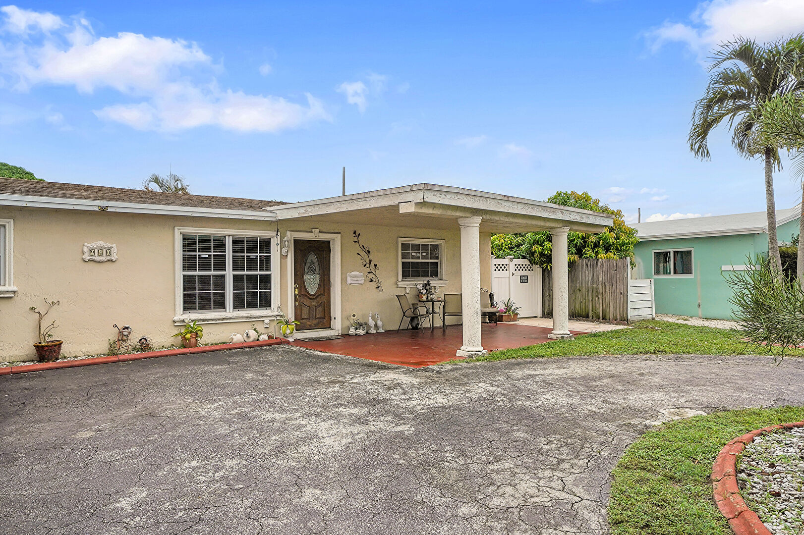 Front at 940 N 73 WAY, HOLLYWOOD, FL 33024, listed by Ana Garcia