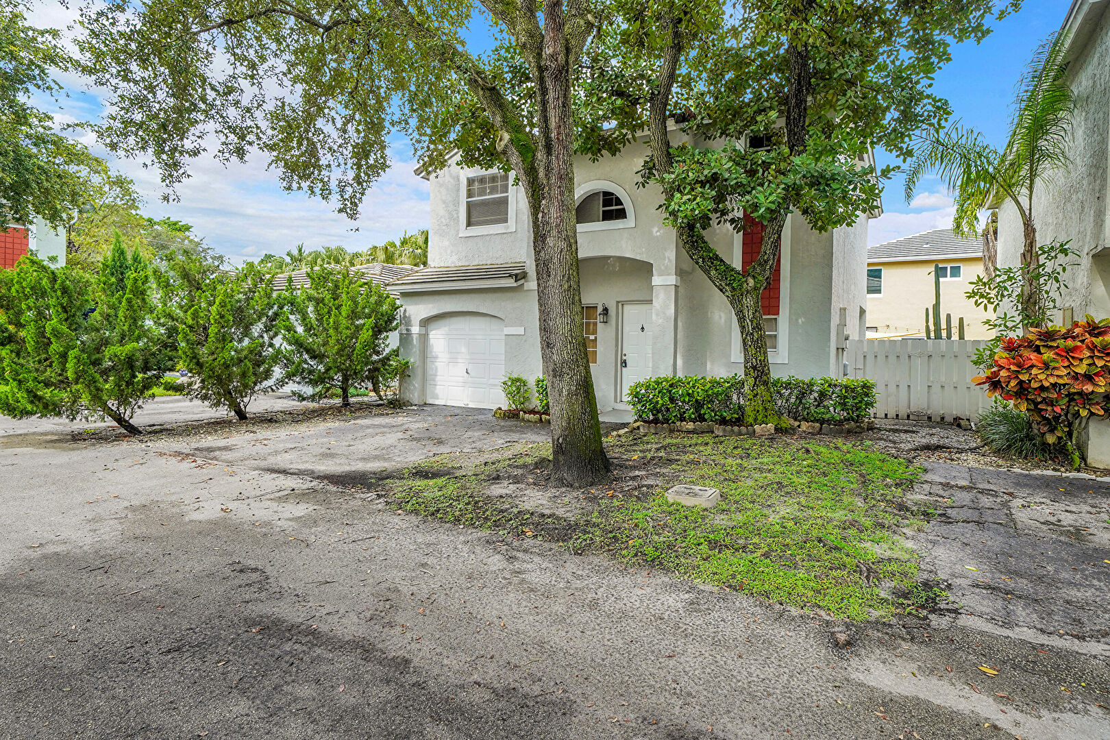 Front at 815 Northwest 98th Avenue, Plantation, FL 33324, listed by Jewel Johnson