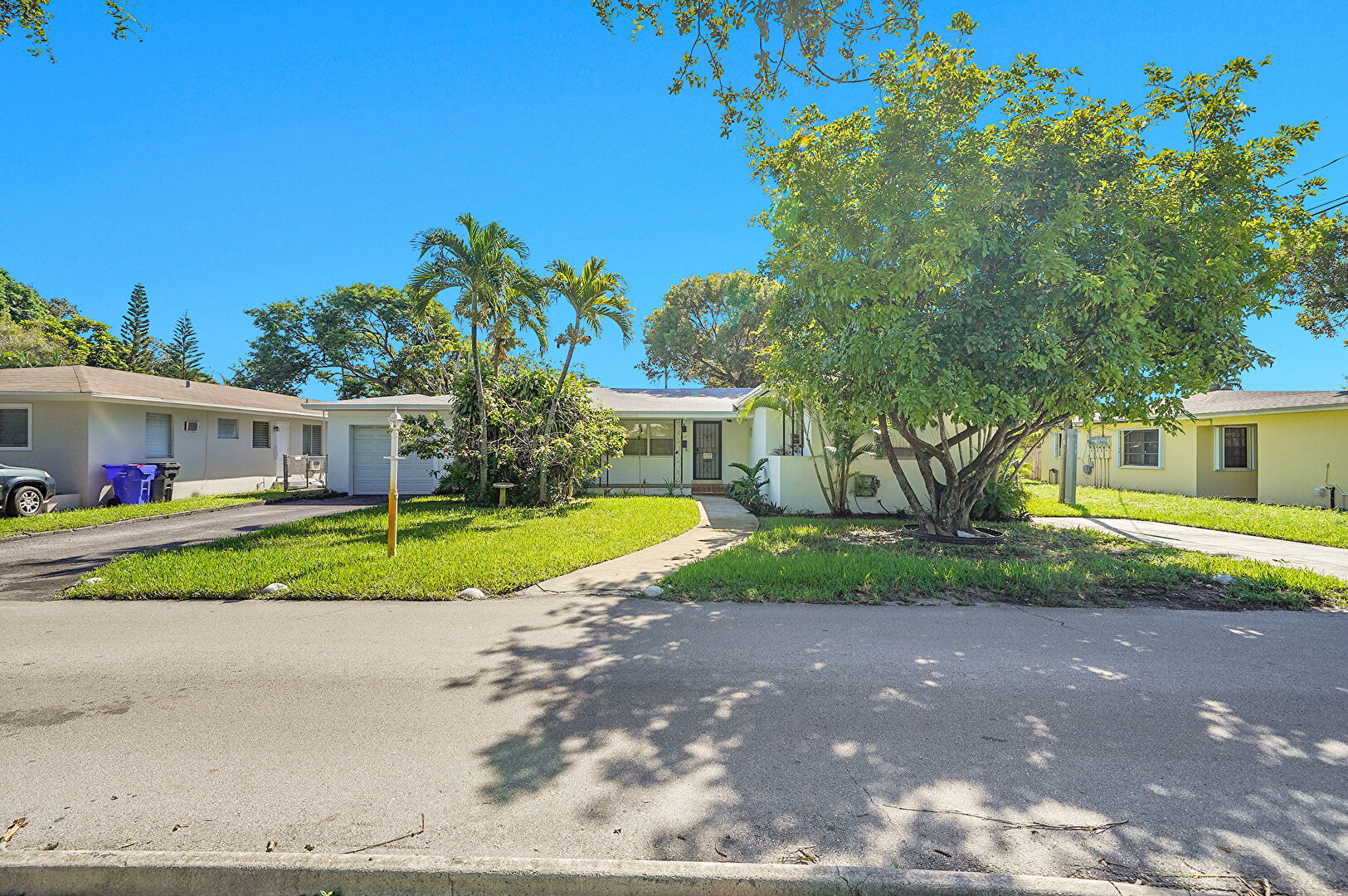 Front at 917 North 17th Avenue, Hollywood, FL 33020, listed by Lonna Spitaleri