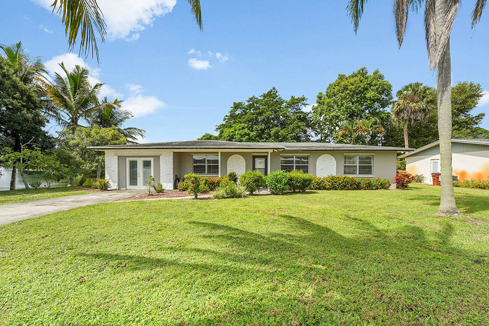 Front at 706 SE Alamanda Way, Stuart, FL 34996, listed by Donna Louis