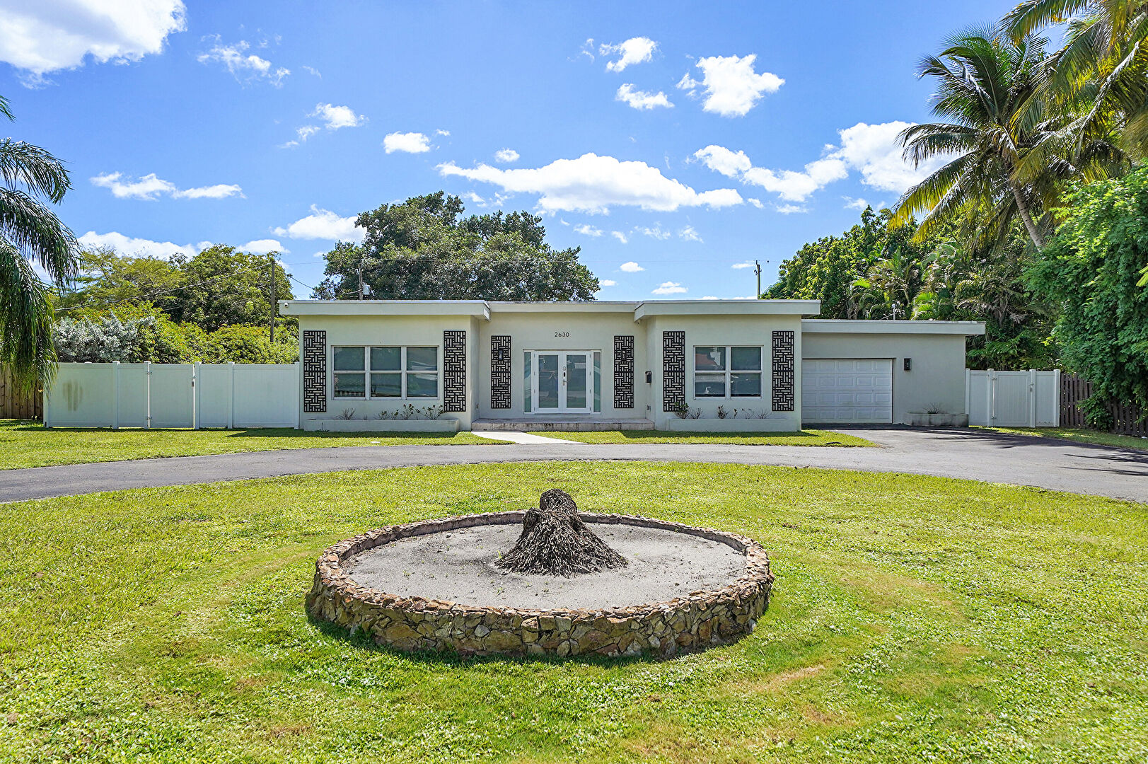 Front at 2630 Fillmore Street, Hollywood, FL 33020, listed by Sophia Louis