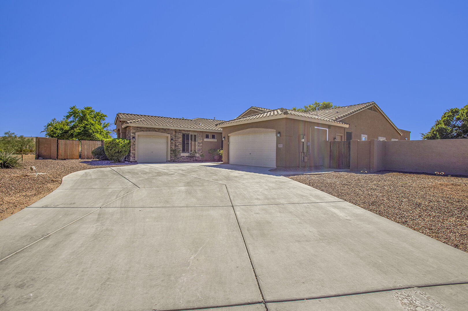 2116 N 81st Circle, Mesa, AZ 85207, listed by Ben Clayton
