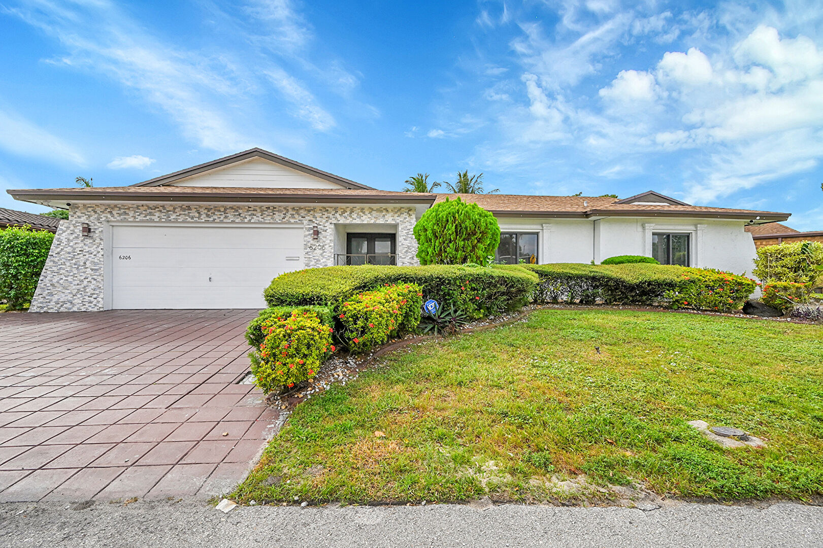 Front at 6206 White Oak Lane, Tamarac, FL 33319, listed by Valentina Lowe-Bowen, MLS ID: A11912031