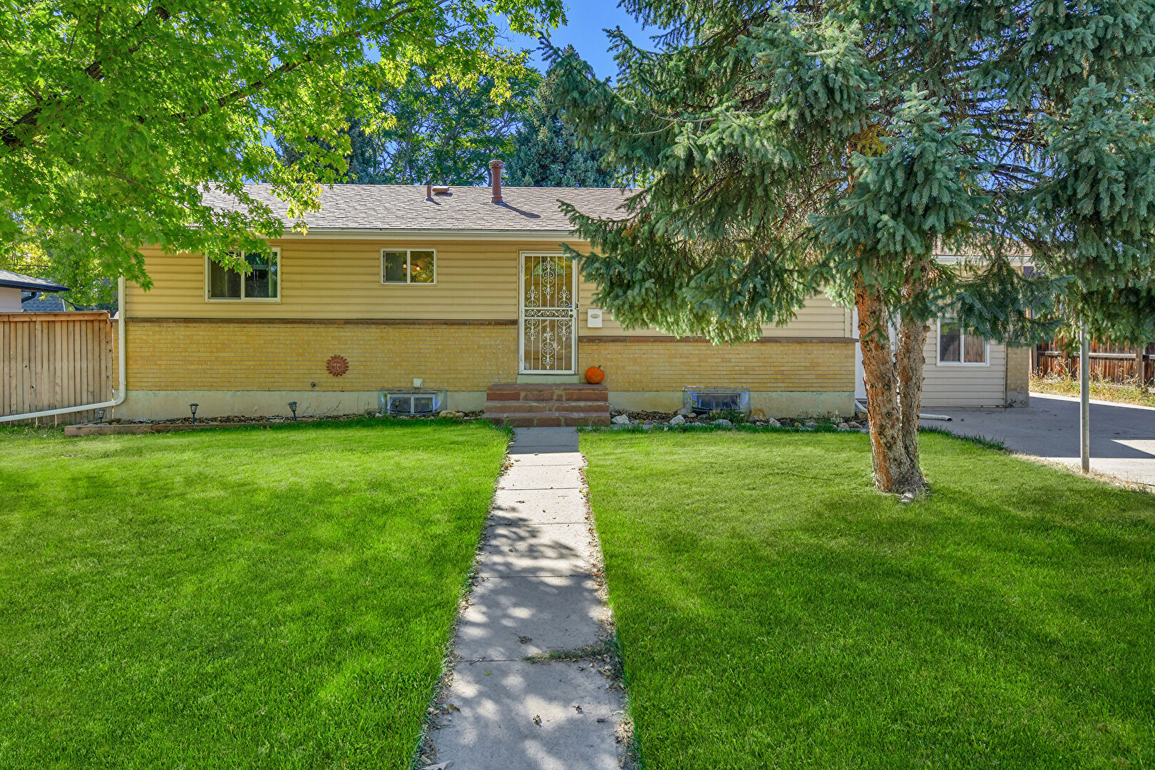 Front at 7540 W Mexico Drive, Lakewood, CO 80232, listed by Jane Pearson