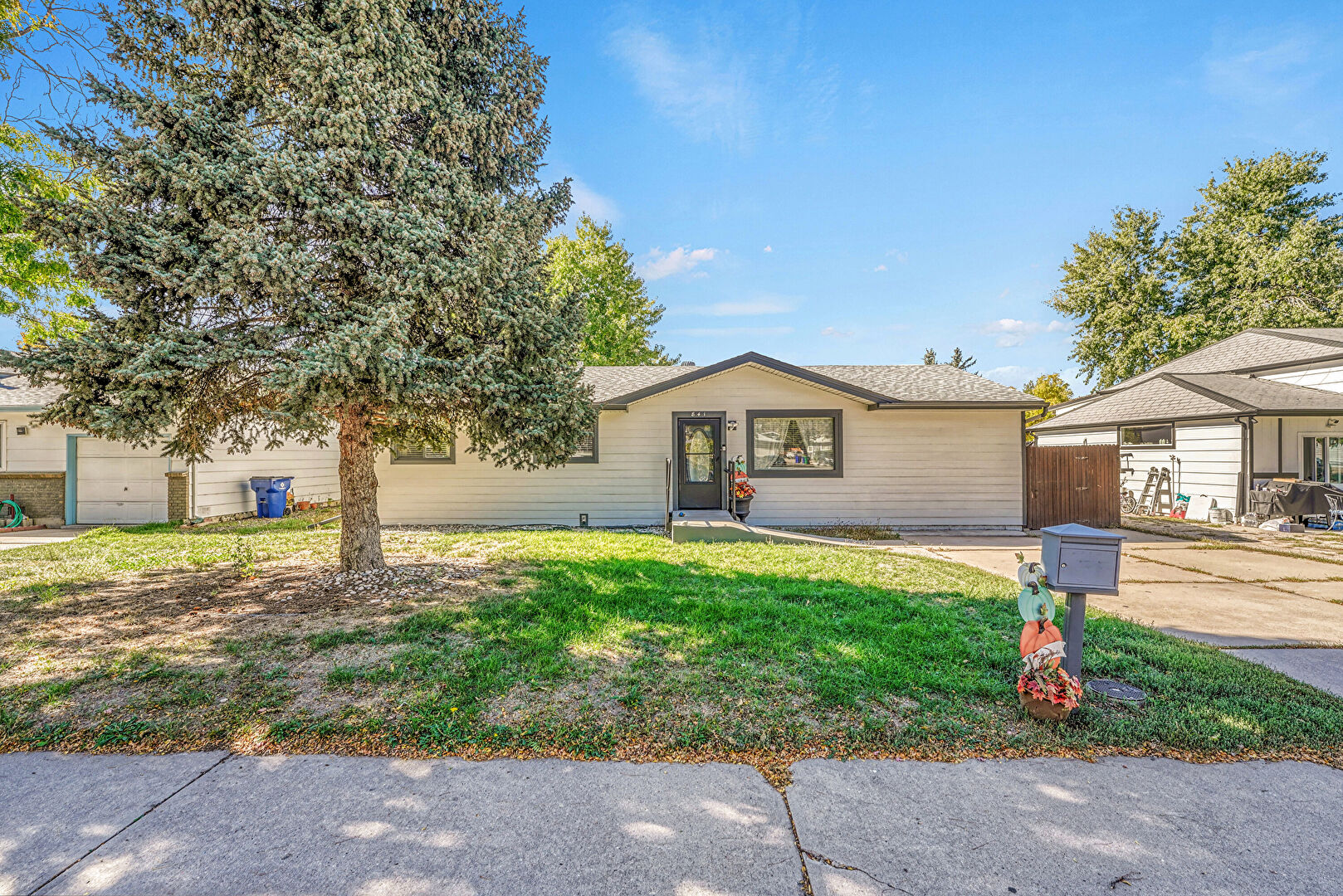 Front at 841 S Oakland Street, Aurora, CO 80012, listed by Maria Mena