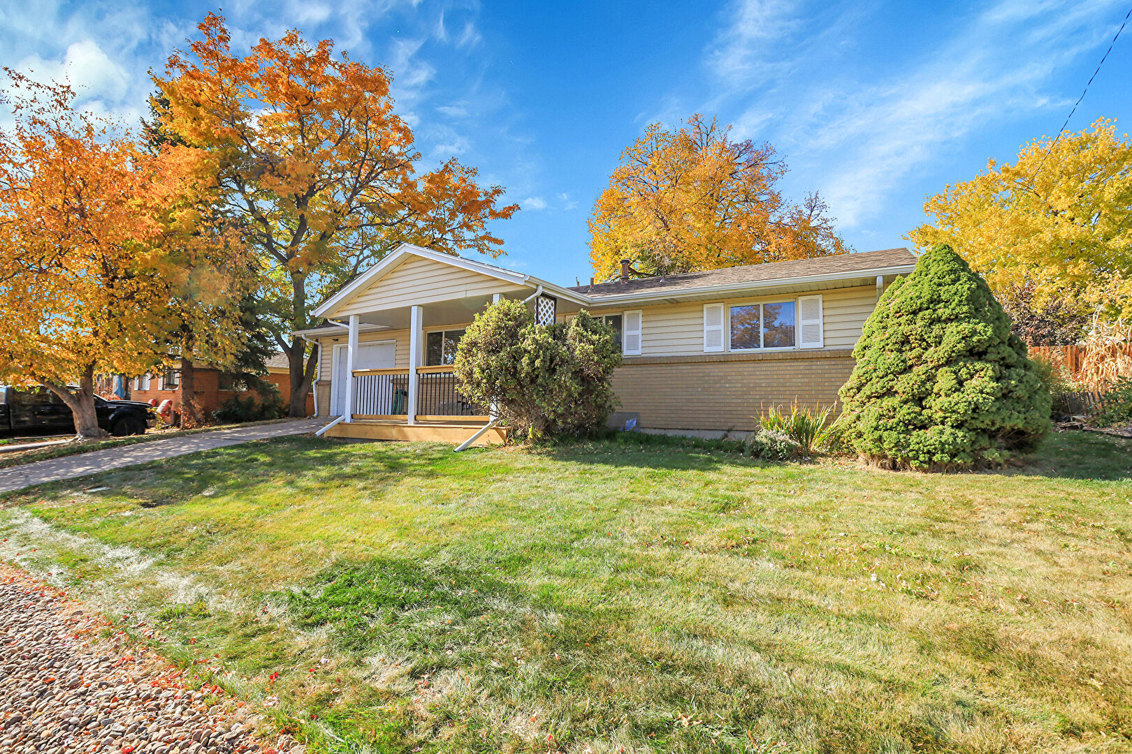 Front at 881 Oak Street, Lakewood, CO 80215, listed by Annie Schneider, MLS ID: 7403637