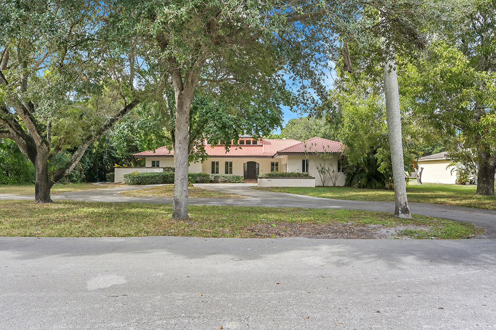 Front at 401 Farmington Drive, Plantation, FL 33317, listed by Laura Sanders