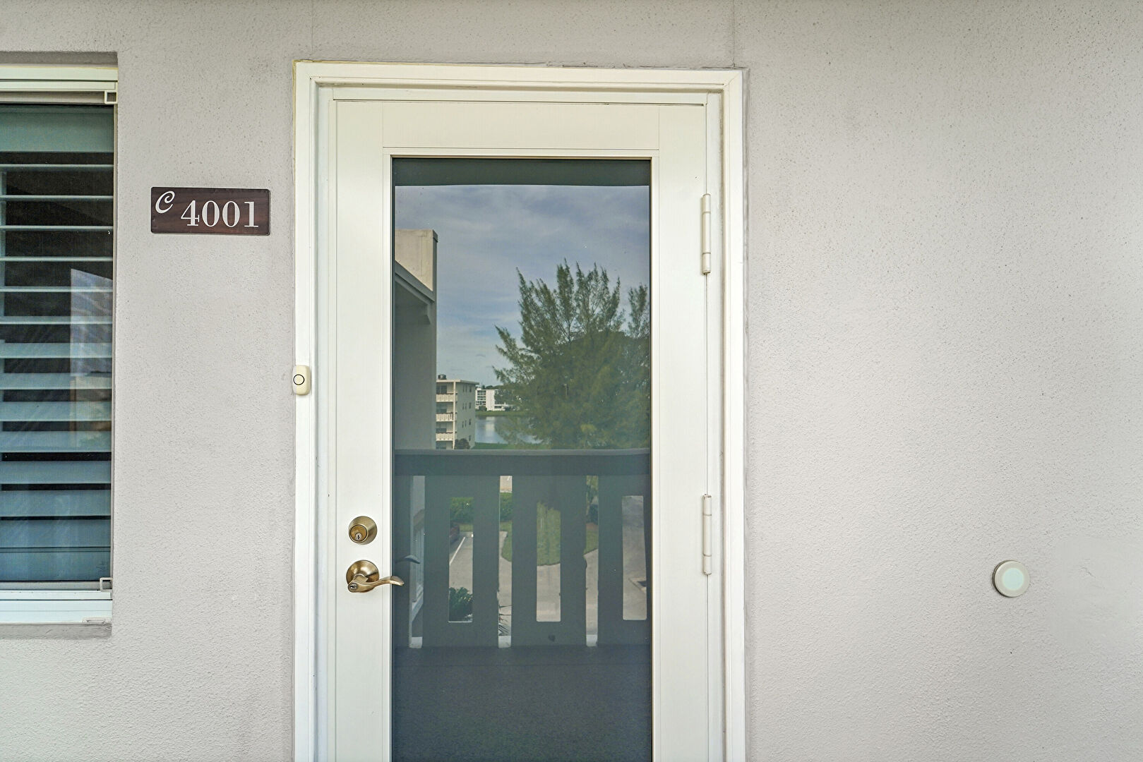 Entry at 4001 Ashby C, Deerfield Beach, FL 33442, listed by Amy Drinnon