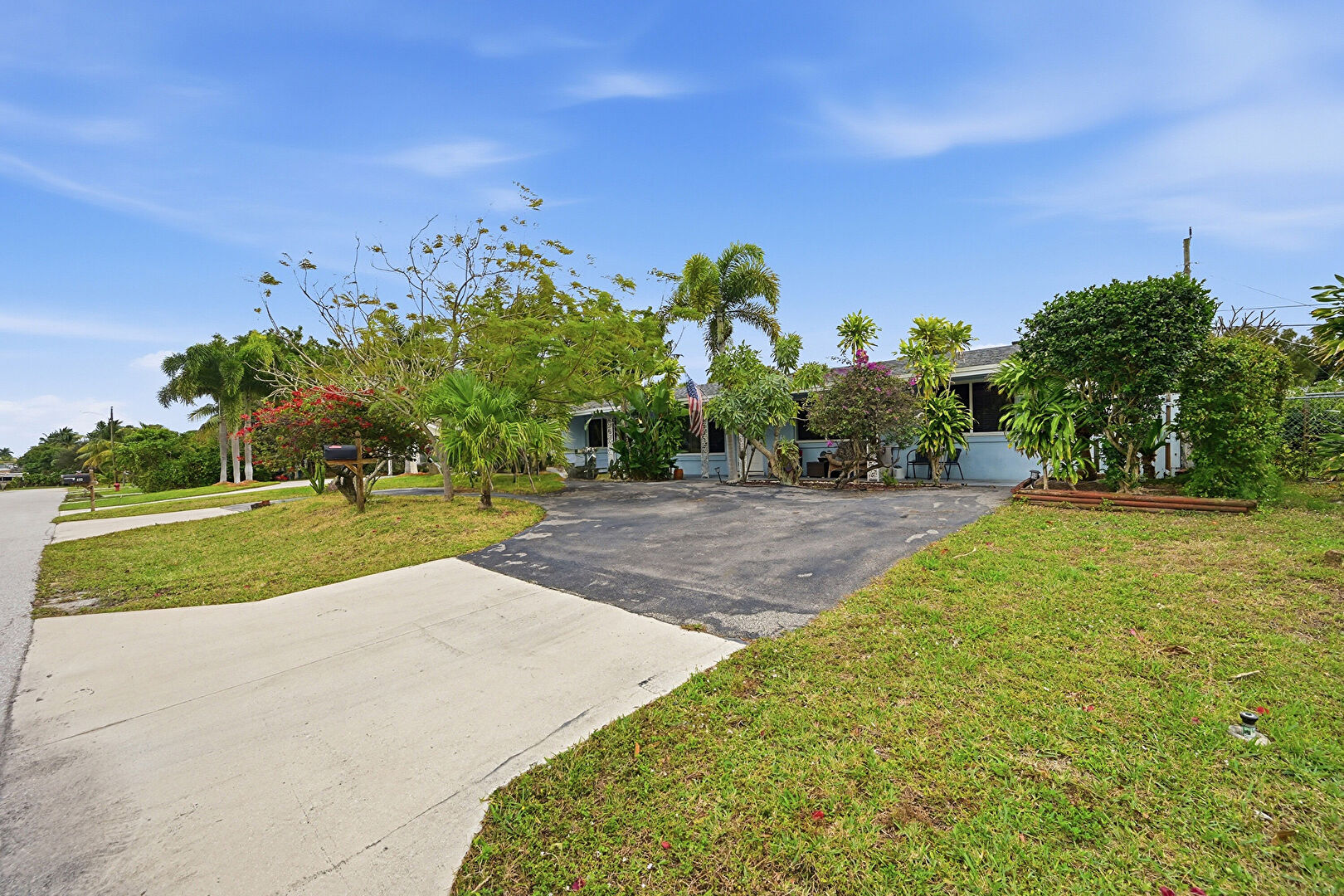 Front yard at 424 Southwest 7th Avenue, Boynton Beach, FL 33435, listed by Ana Garcia