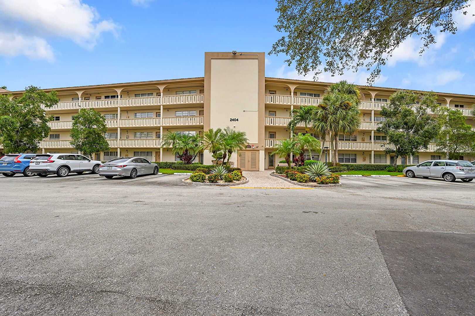 Front at 2404 Antigua Circle, H4, Coconut Creek, FL 33066, listed by Diana Vasconez