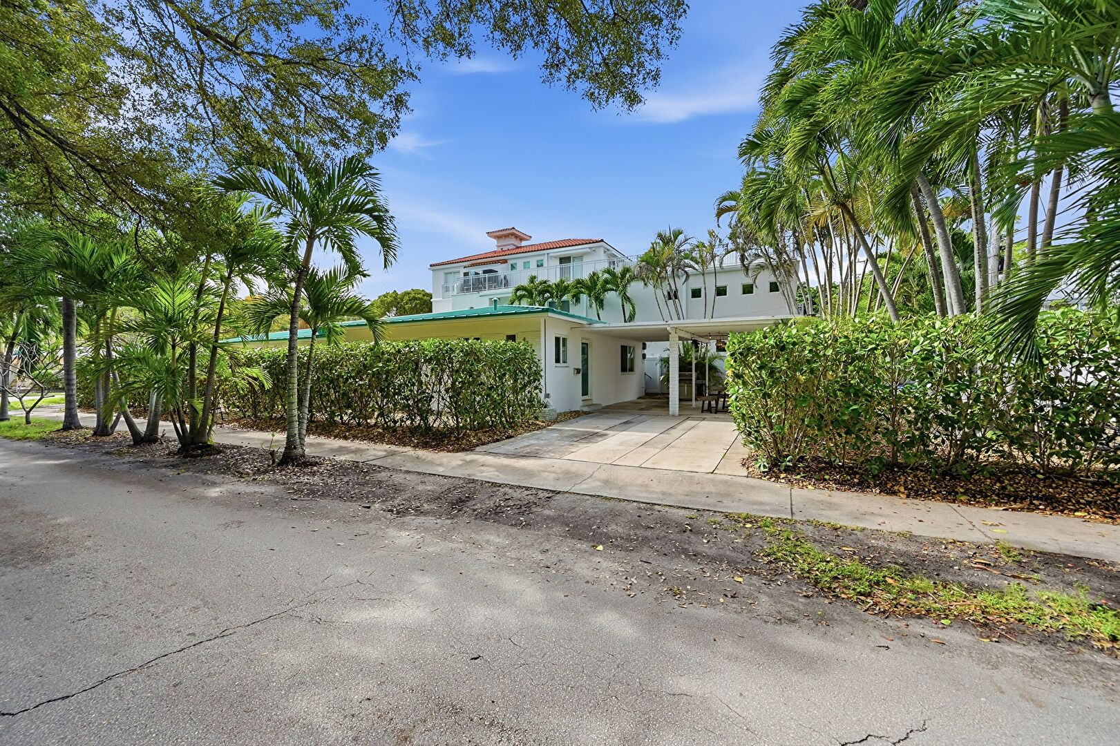Front at 431-433 Northeast 15th Avenue, Fort Lauderdale, FL 33301, listed by Rachael Barach