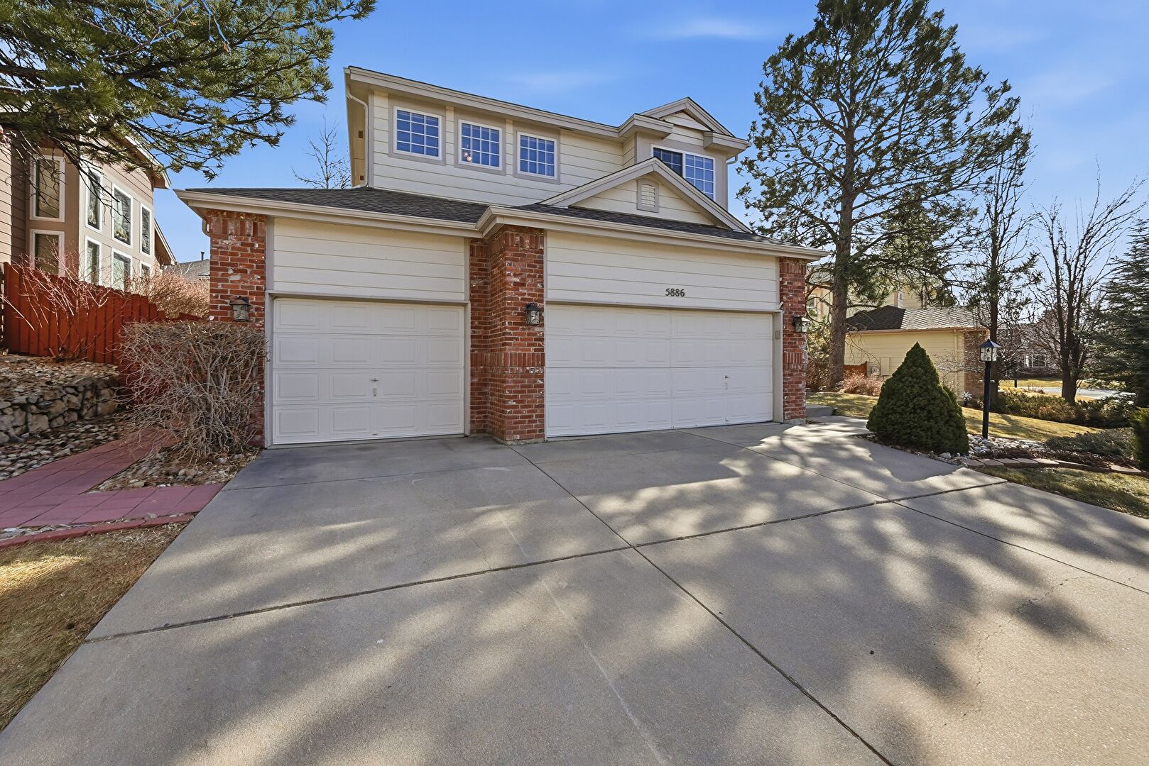Front at 5886 South Ensenada Street, Aurora, CO 80015, listed by Lauren Wilson