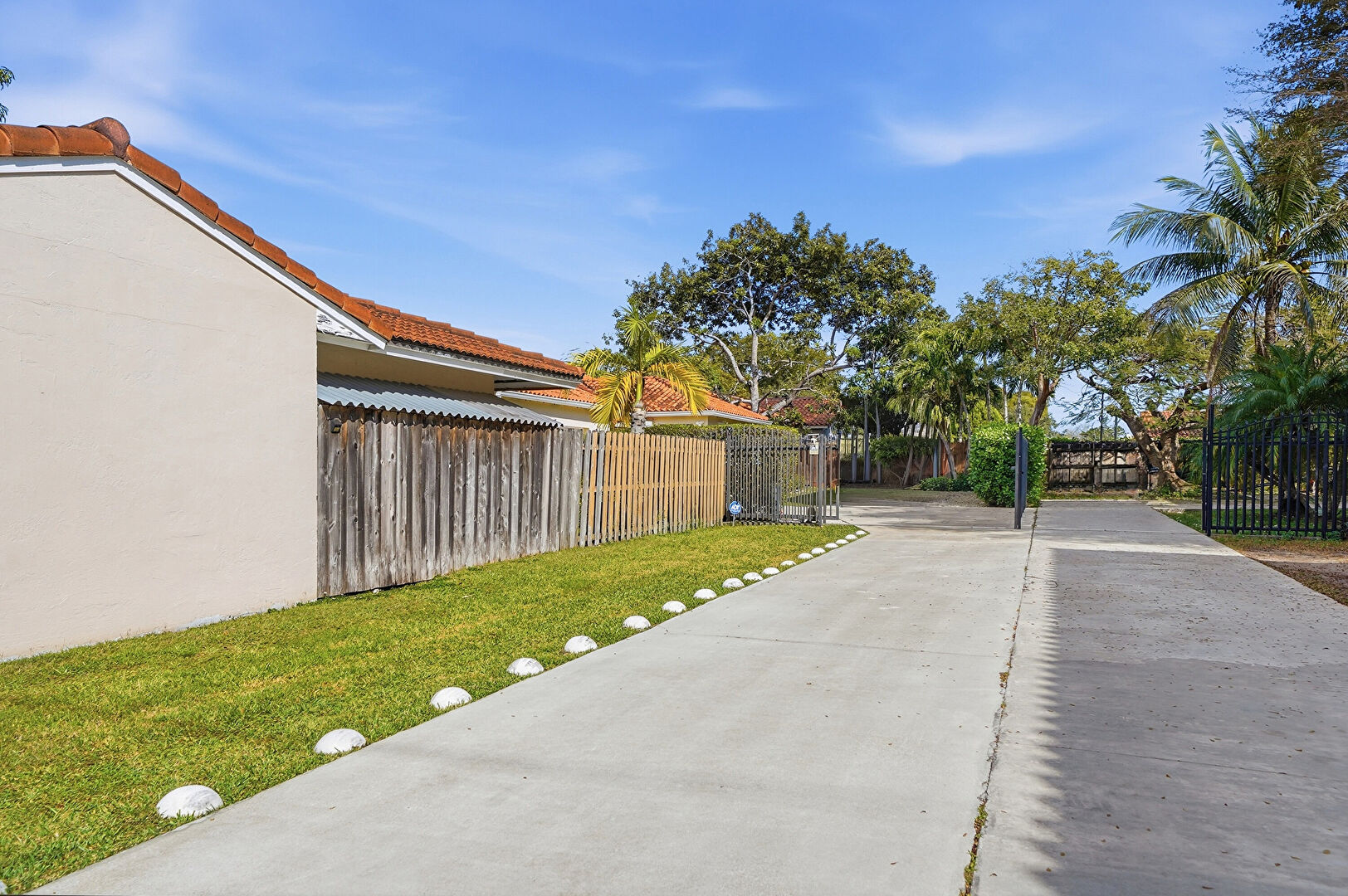 Driveway at 16921 Southwest 92nd Court, Palmetto Bay, FL 33157, listed by Nicolas Valencia