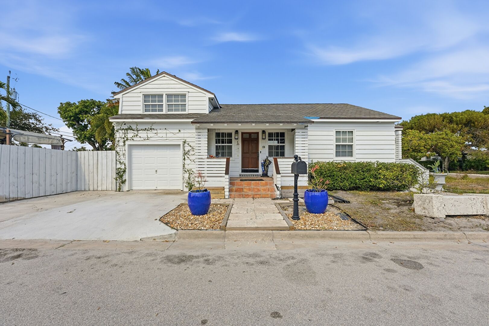 Front at 702 11th Avenue North, Lake Worth Beach, FL 33460, listed by Maddilise Lopez