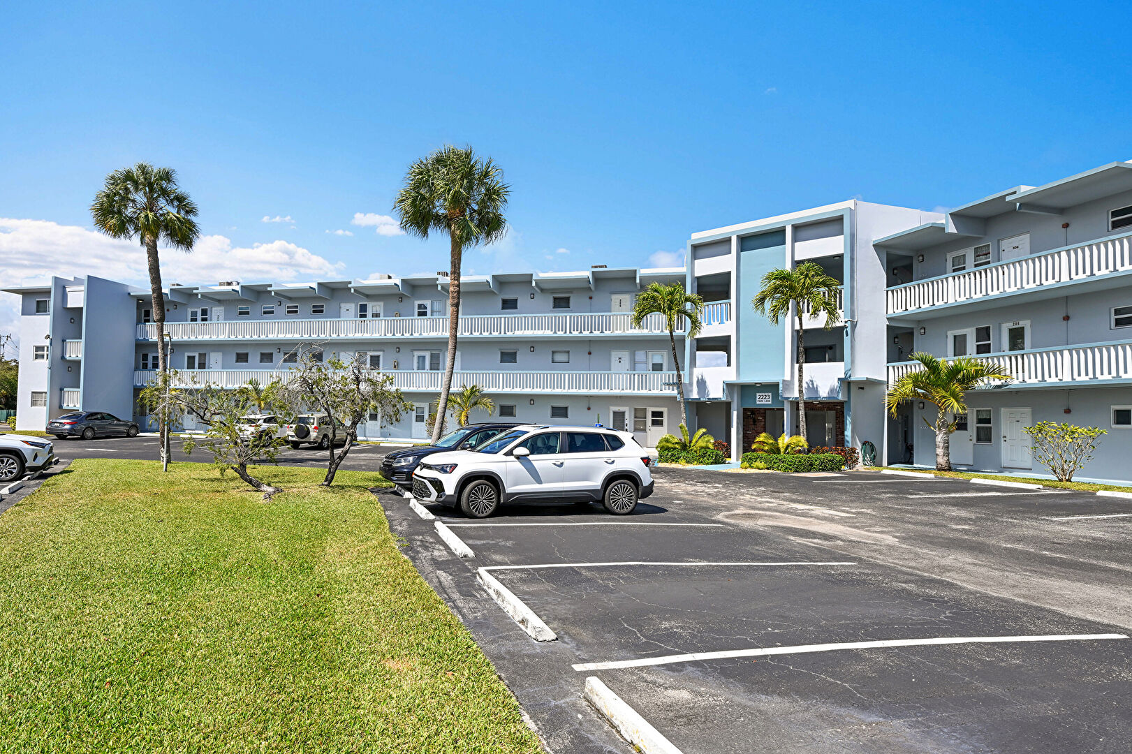 Property Exterior at 2223 Park Lane, 302, Hollywood, FL 33021, listed by Rachael Osburn