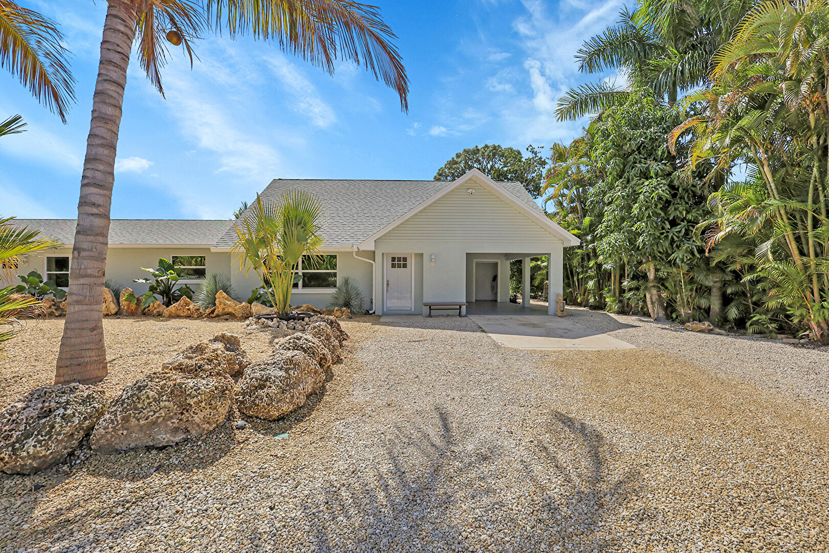 Front at 954 Indiana Avenue, Fort Myers, FL 33919, listed by Mary Dickey