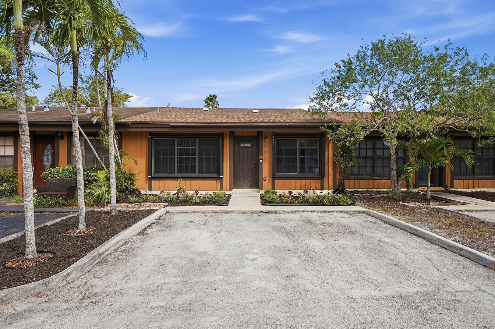 Front at 10121 ACORN LN, PEMBROKE PINES, FL 33026, listed by Kevin Mejia