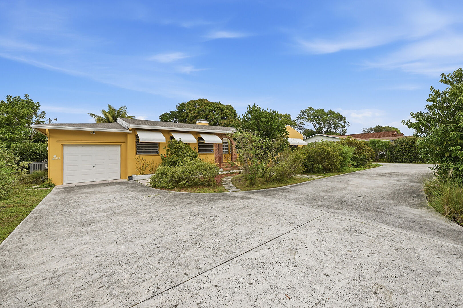 Front at 2703 Fillmore Street, Hollywood, FL 33020, listed by Courtney Ortiz