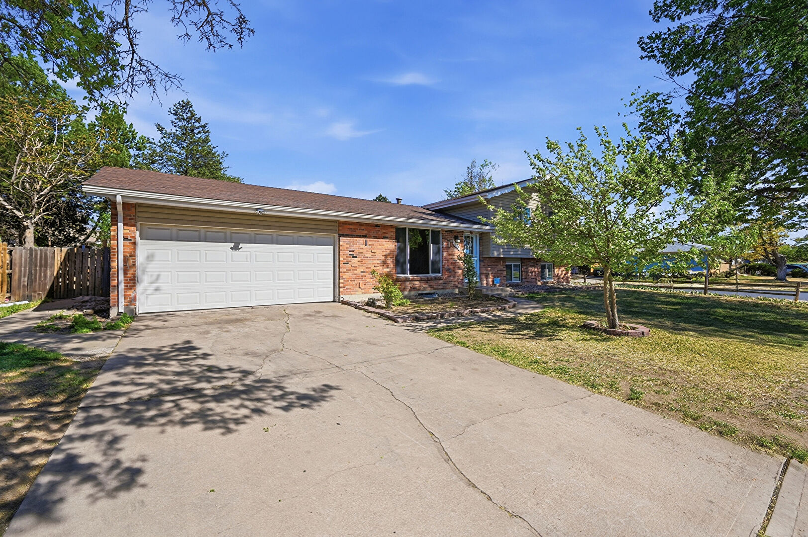 Front at 994 S. Victor Way, Aurora, CO 80012, listed by Rick Lupinetti, MLS ID: 2421588