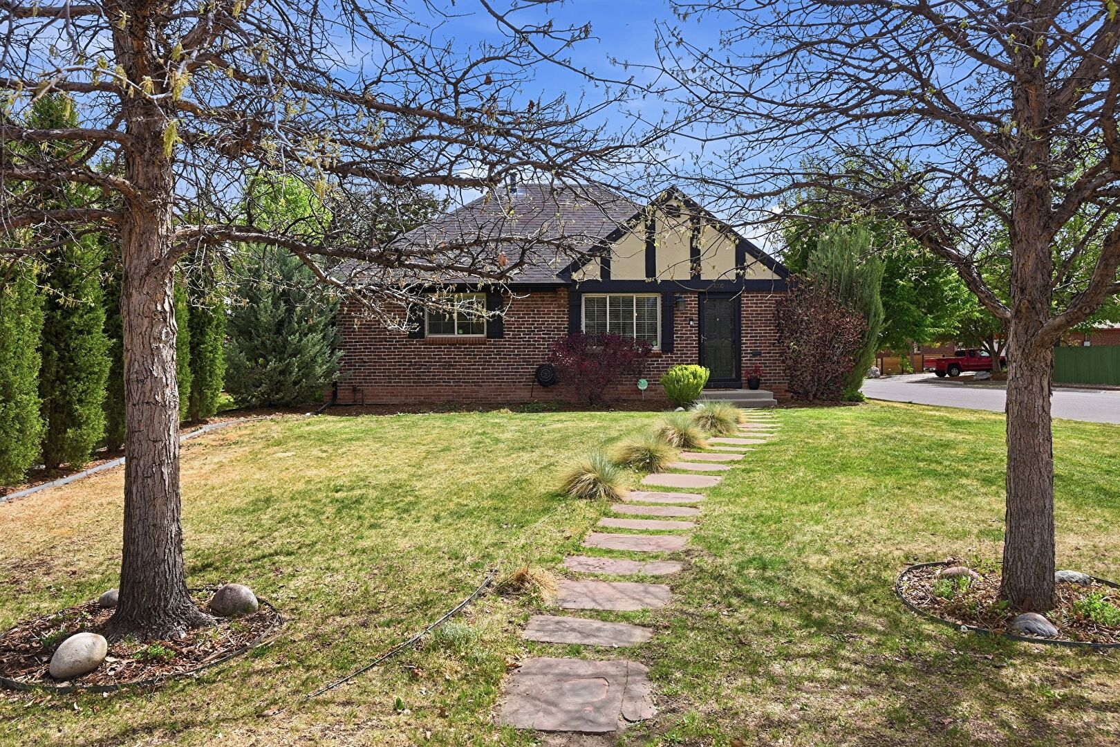 Front at 1000 Locust Street, Denver, CO 80220, listed by Matthew Lutz