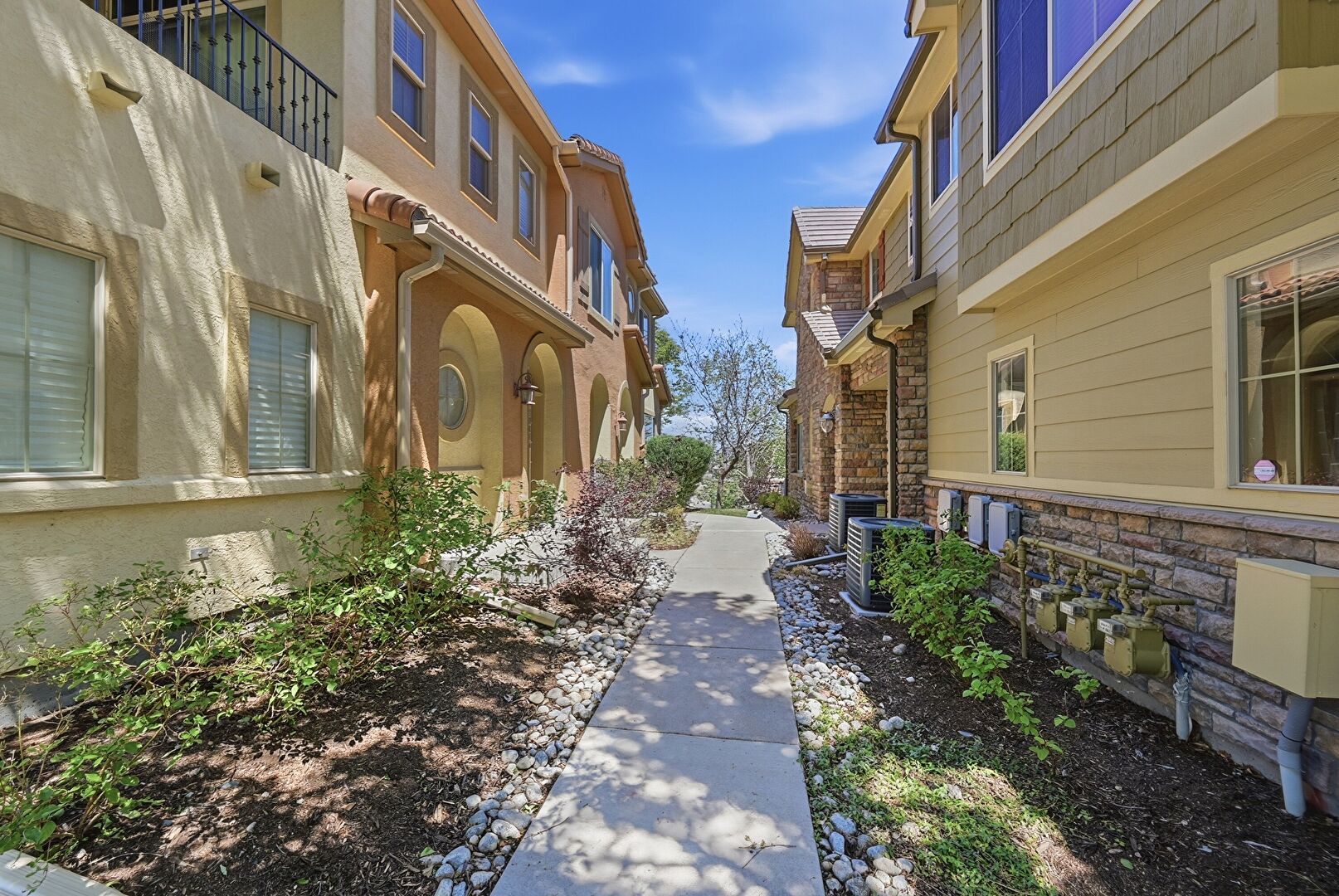 Community at 10084 Bluffmont Lane, Lone Tree, CO 80124, listed by Beth Smart, MLS ID: 6133806