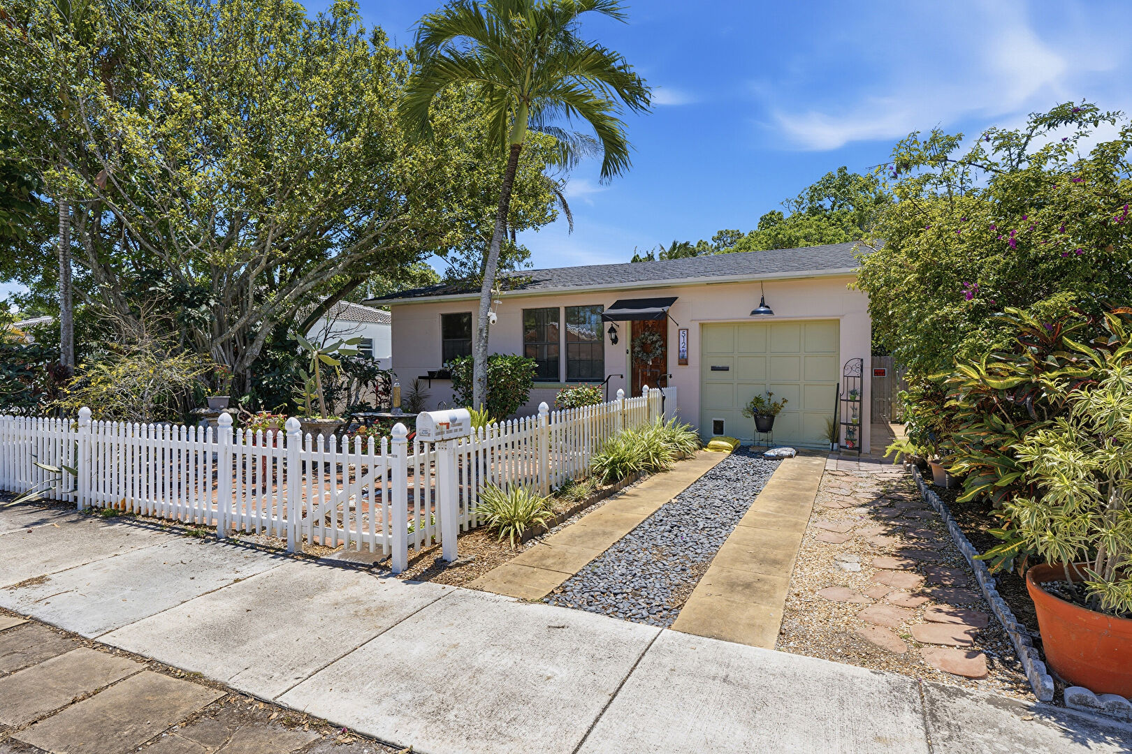Front at 512 Southwest 15th Street, Fort Lauderdale, FL 33315, listed by Rhonda Kramer