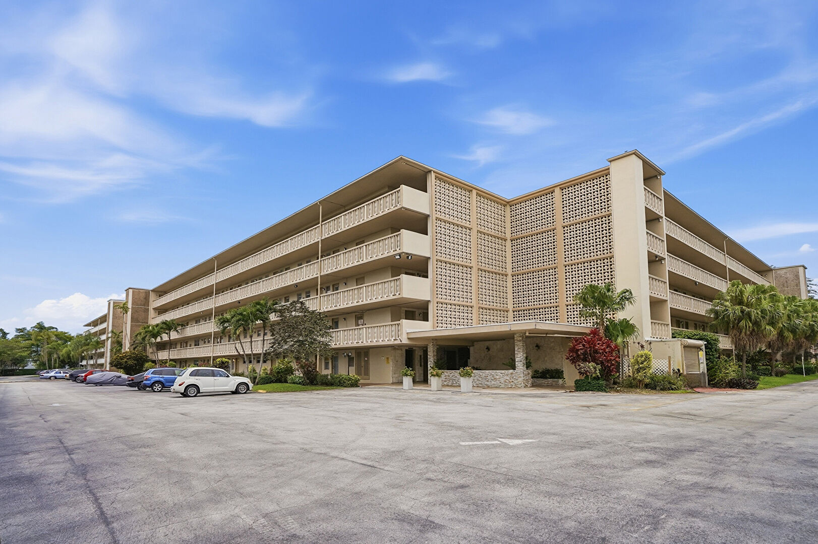 Front at 4700 Washington Street, Apt 506, Hollywood, FL 33021, listed by Katherine Lizana