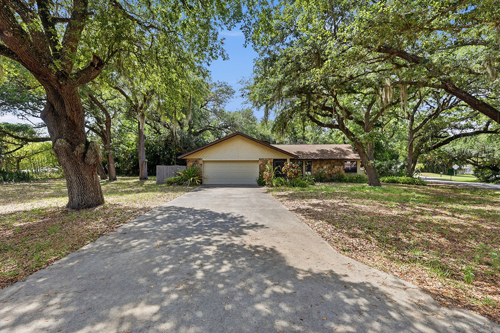 Front at 1625 Sunkist Way, Fort Myers, FL 33905, listed by Chita Parus