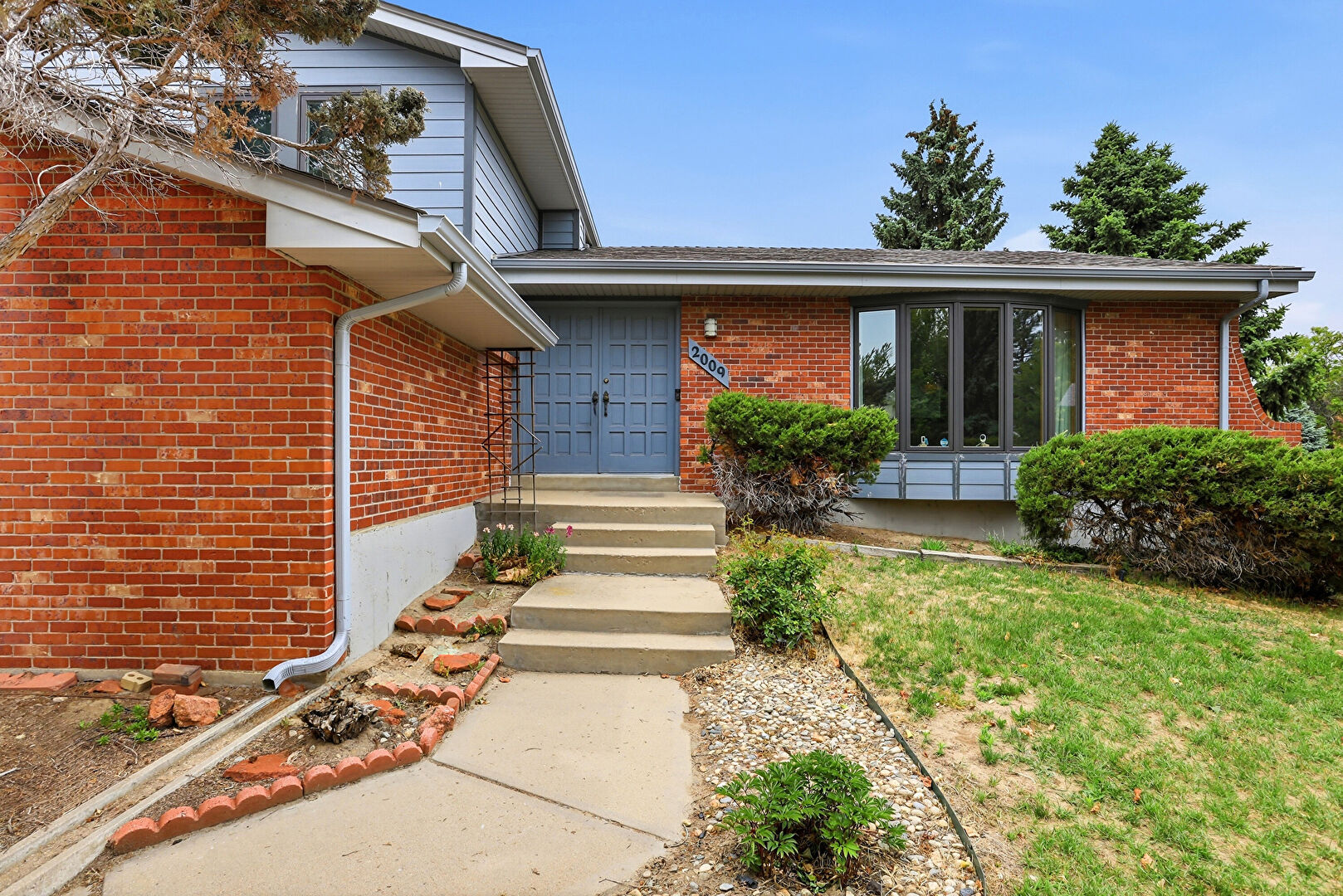 Exterior Entry at 2009 South Macon Way, Aurora, CO 80014, listed by Mike & Ed Hardey