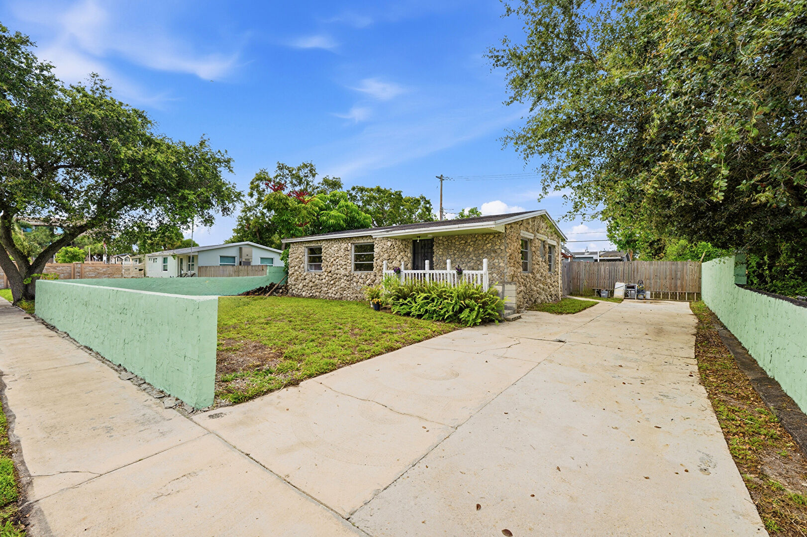 6404 Oak Street, Hollywood, FL 33024, listed by Deborah (Debbie) Breton