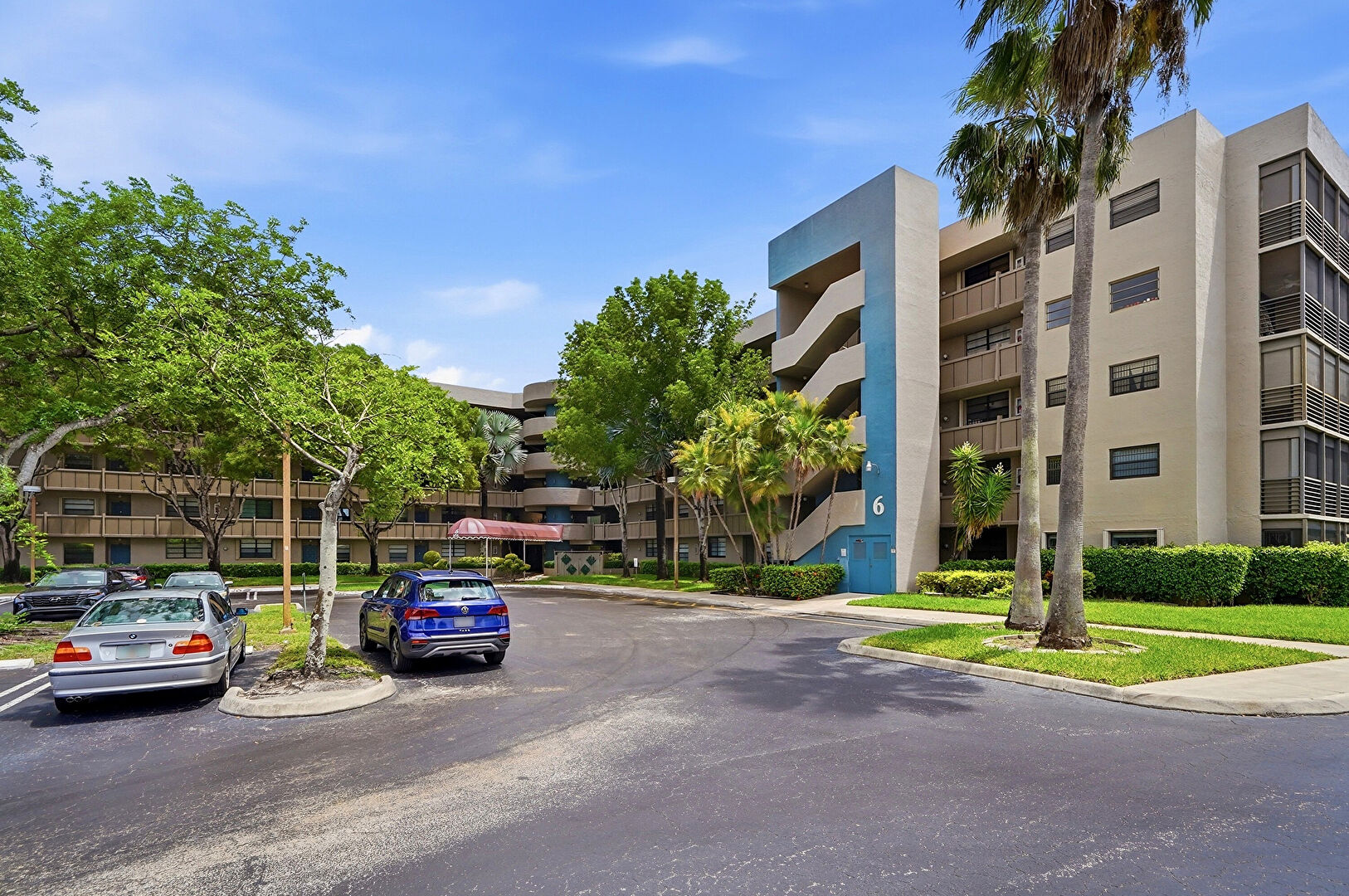901 Colony Point Circle, Unit 523, Pembroke Pines, FL 33026, listed by Deborah (Debbie) Breton