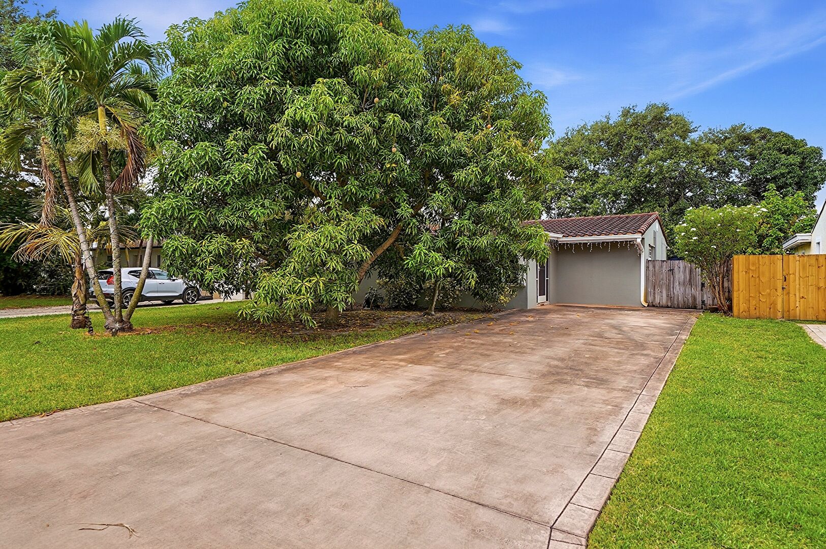 1208 North 31st Avenue, Hollywood, FL 33021, listed by Corey Hayes