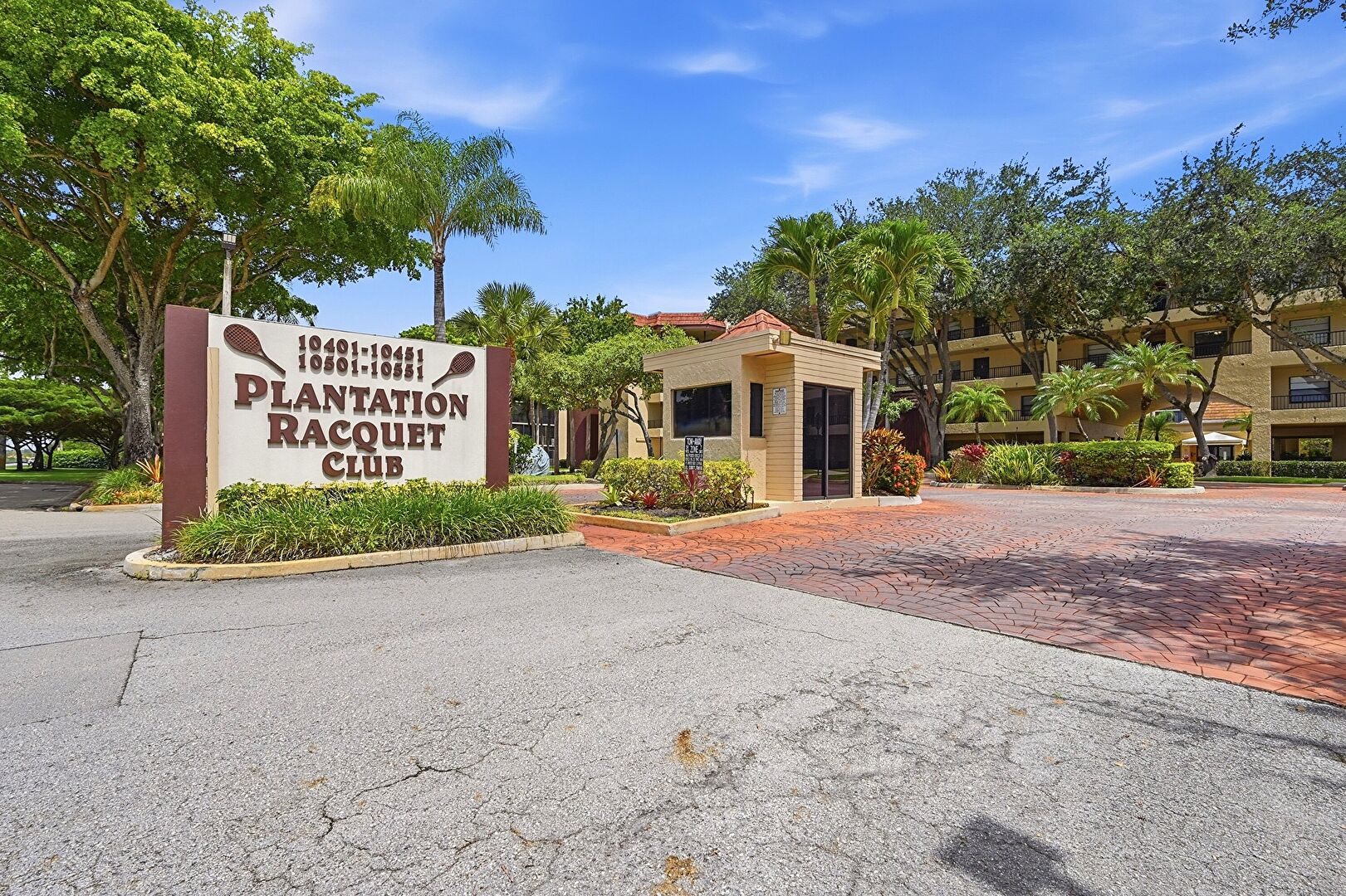 Community at 10401 West Broward Boulevard, 401, Plantation, FL 33324, listed by Larry Mastropieri