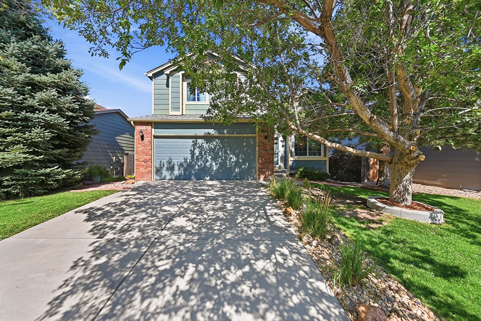 Front at 5571 South Yakima Street, Aurora, CO 80015, listed by Viktoria Natale, MLS ID: 6306633