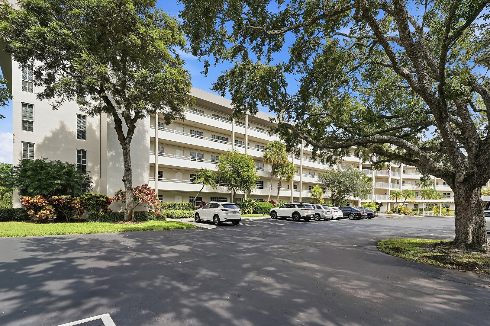 Front at 555 oaks lane 303, pompano beach, FL 33069, listed by Laura Sanders