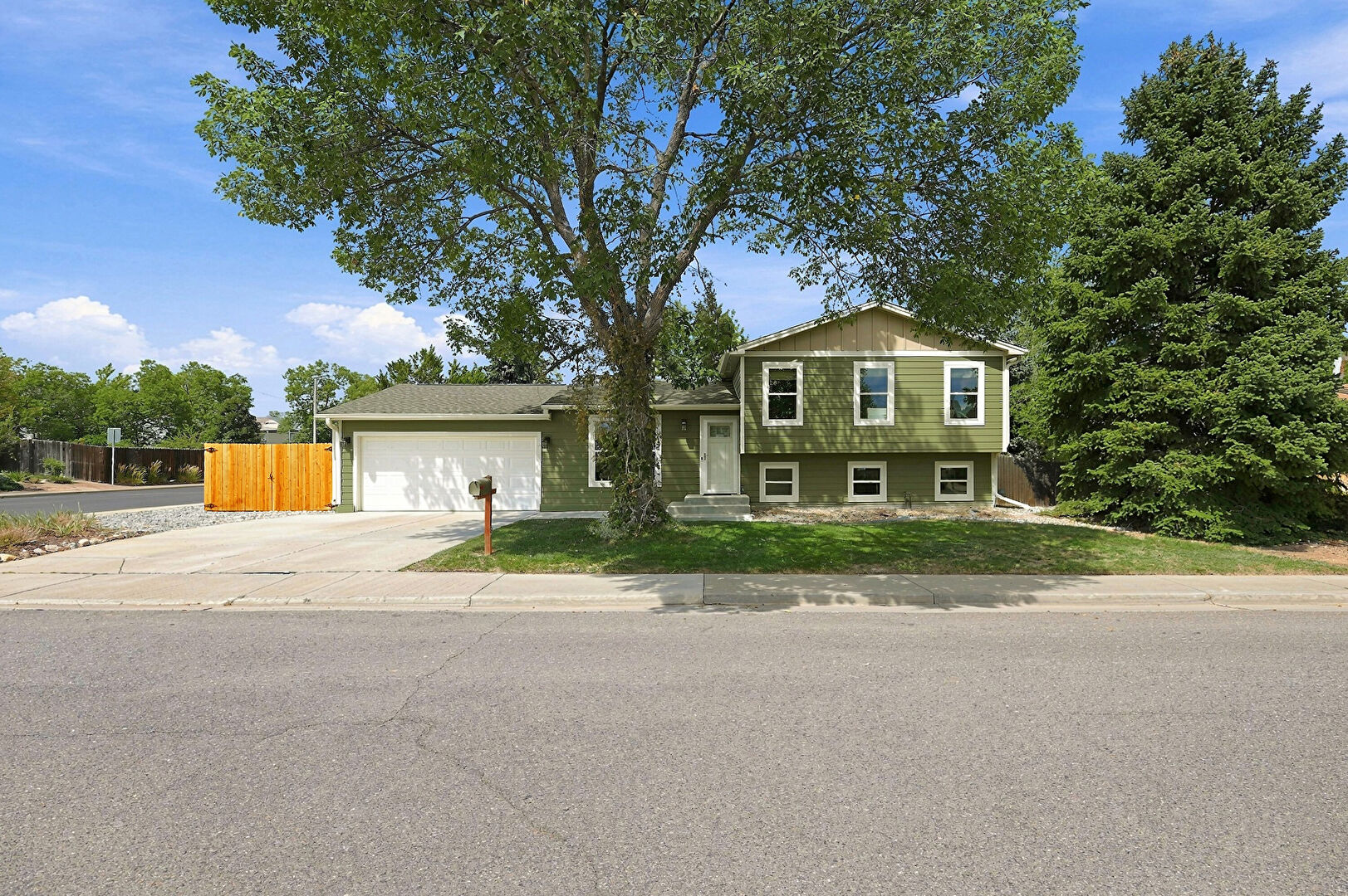 Front at 2691 Ridge Drive, Broomfield, CO 80020, listed by Roger Japp, MLS ID: 6412135
