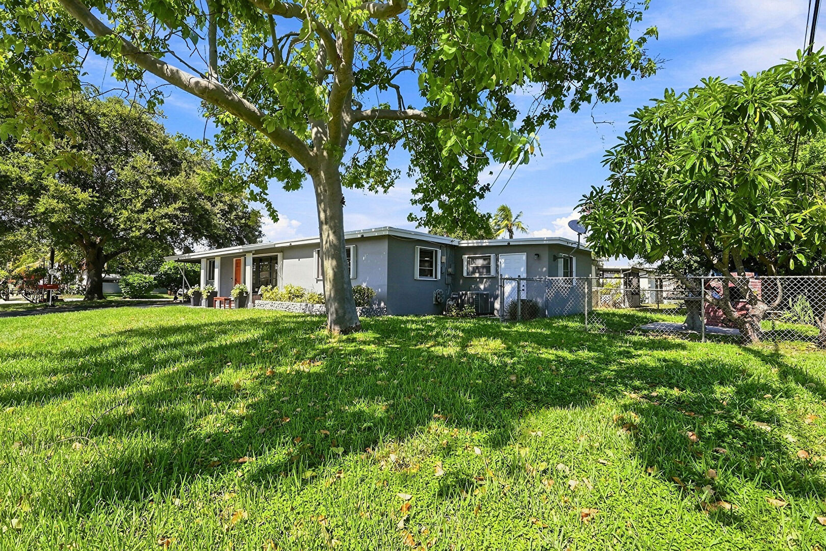 Front at 496 nw 47 ct, oakland park, FL 33334, listed by Matt Smith
