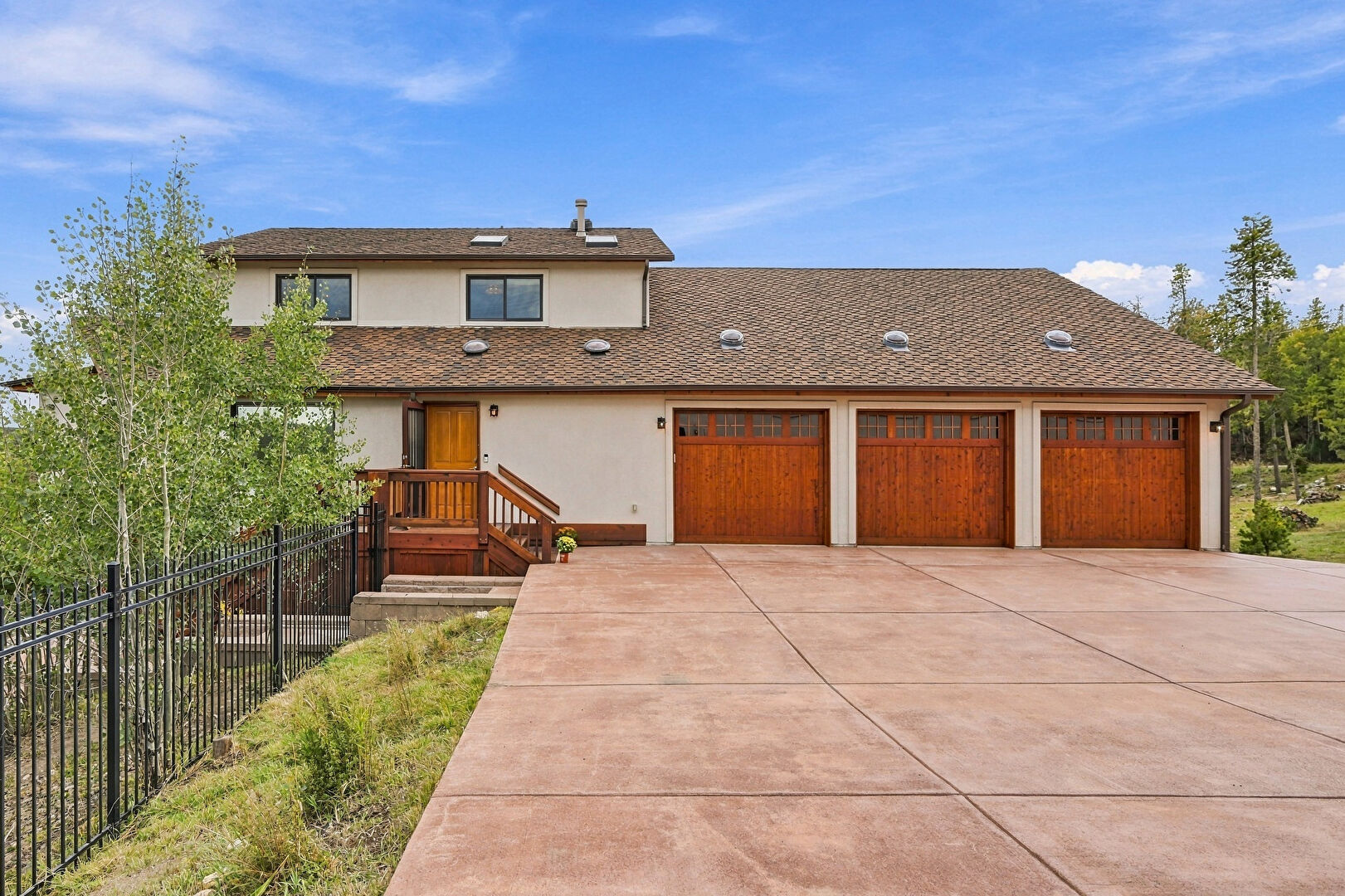Front yard view at 8641 South Warhawk Road, Conifer, CO 80433, listed by Jacqueline Neal, MLS ID: 8245629