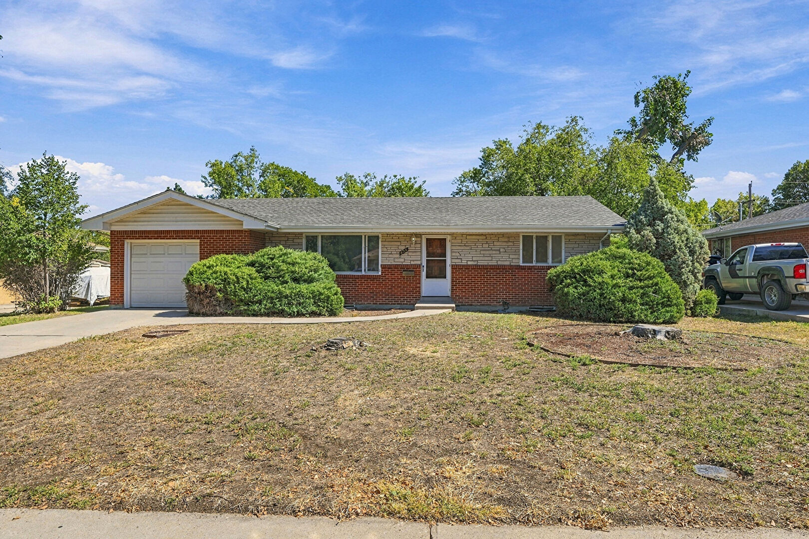 Front at 438 Kingston St, Aurora, CO 80010, listed by Taylor Haas