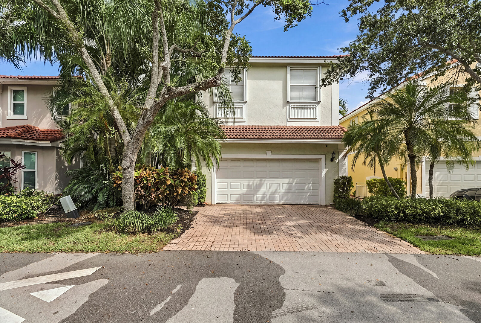 Front at 1115 Papaya Street, Hollywood, FL 33019, listed by Rachael Osburn