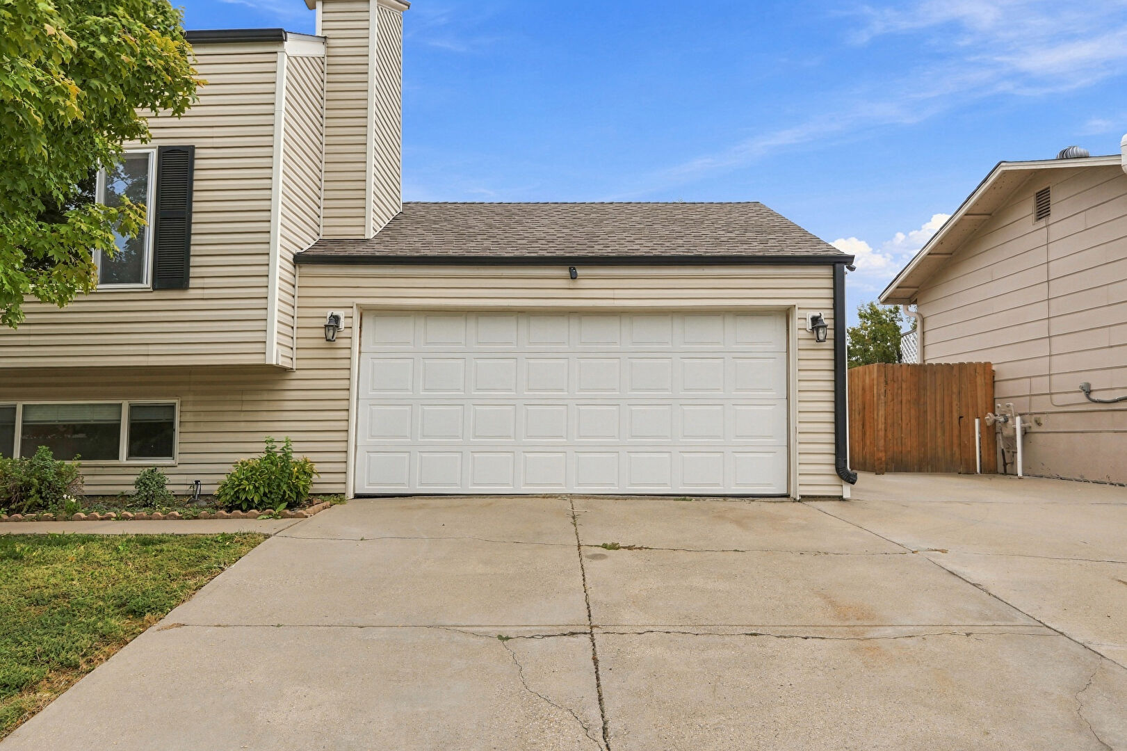 Garage at 6598 South Dahlia Circle, Centennial, CO 80121, listed by Taylor Haas
