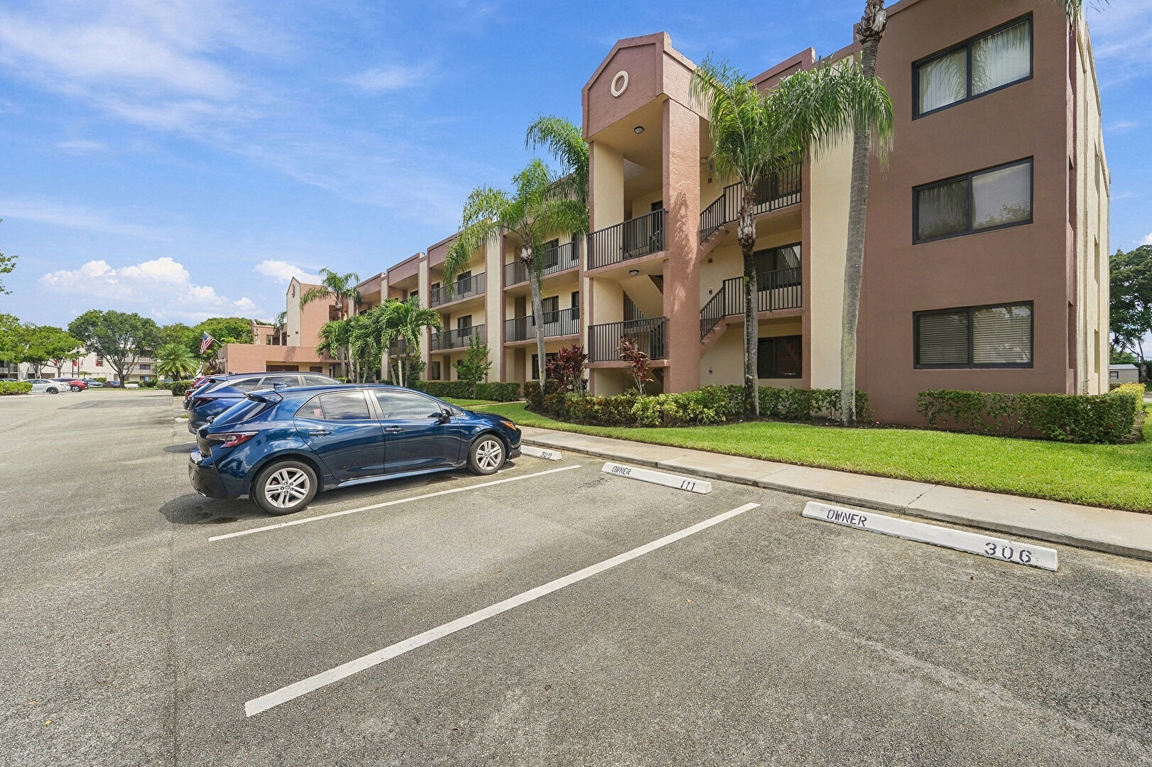 Parking at 10607 Clairmont Circle, Tamarac, FL 33321, listed by Robert Castagna, MLS ID: Incomplete