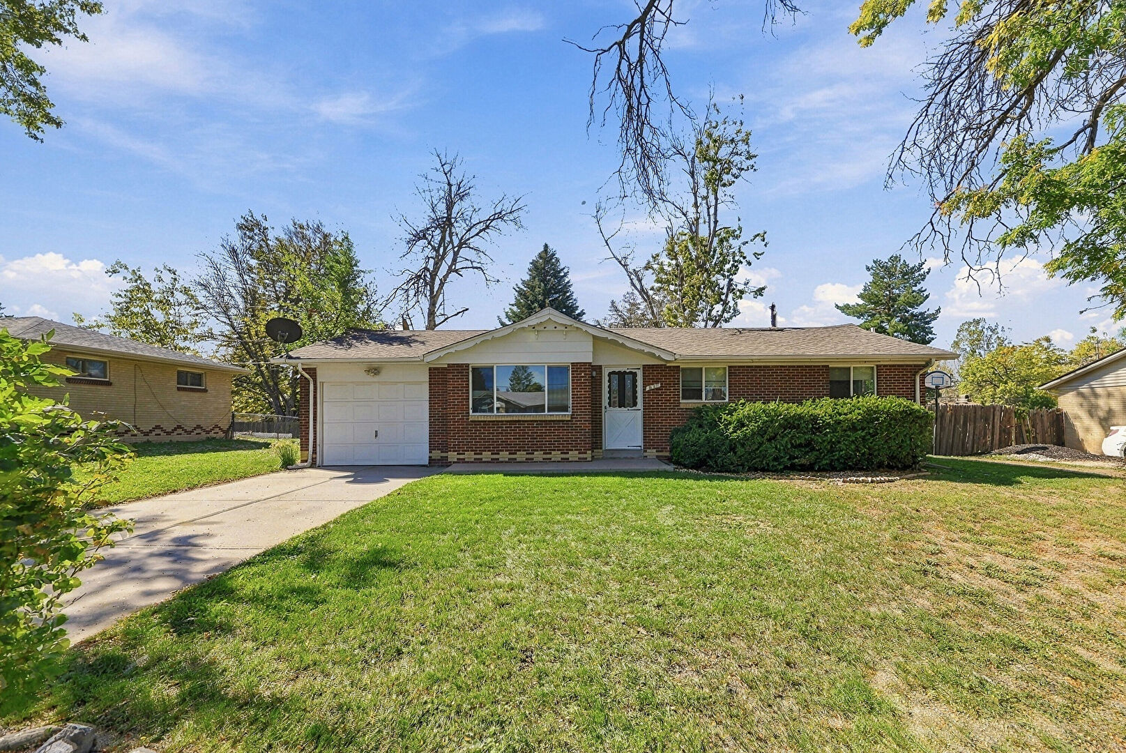 Front at 651 South Quentin Street, Aurora, CO 80012, listed by Taylor Haas