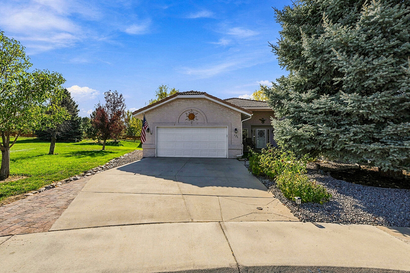 Garage at 171 Las Lunas Street, Castle Rock, CO 80104, listed by Jane Pearson
