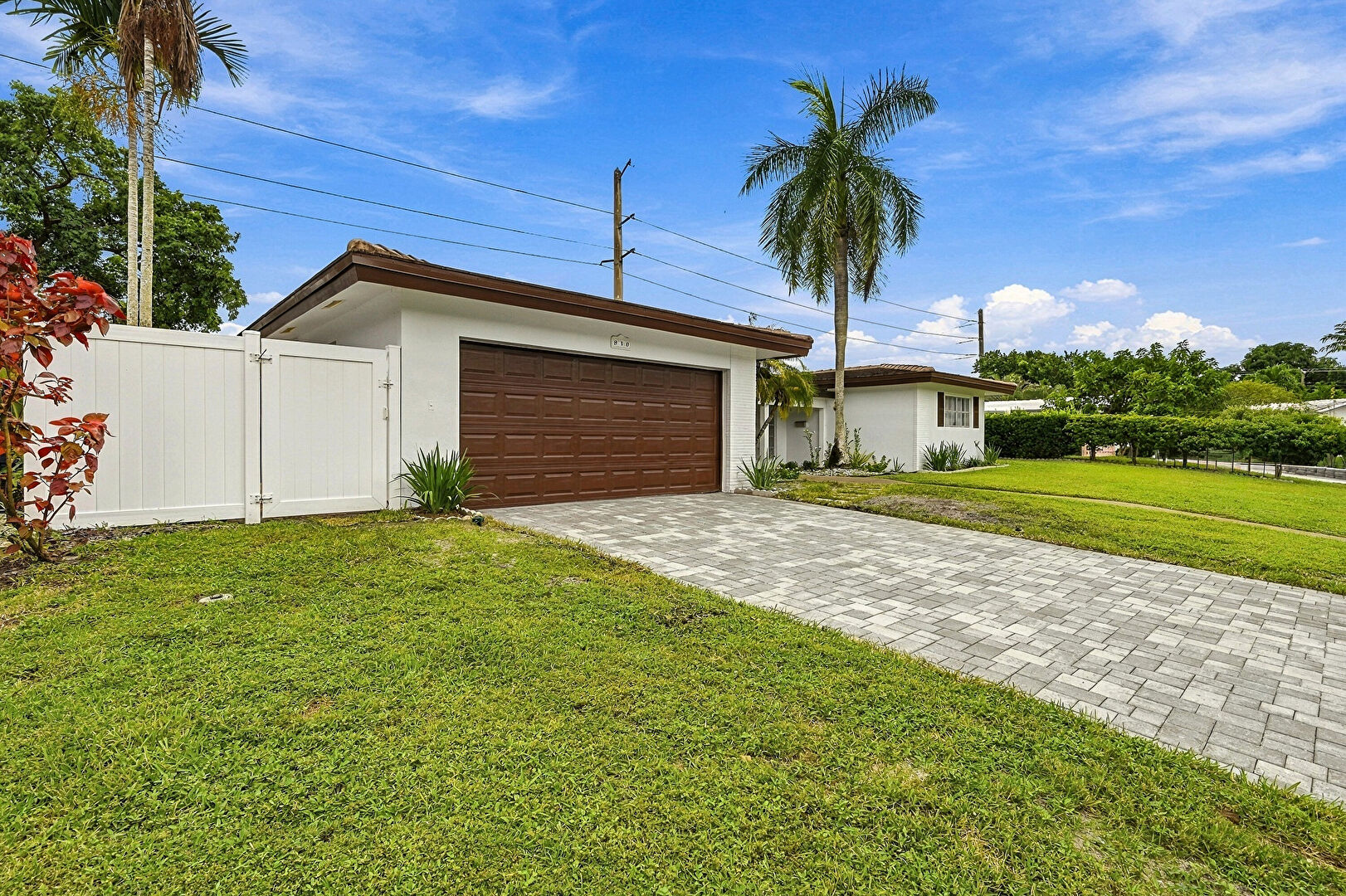 Front at 840 SW 7th St, Boca Raton, FL 33431, listed by Kim Winters