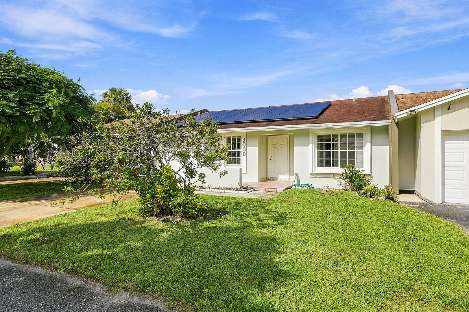 Front at 300 Lakewood Circle East, B, Margate, FL 33063, listed by Lucy Venegas
